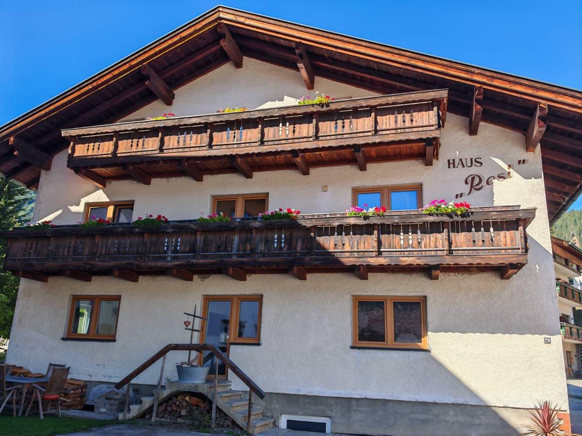 Haus Resi in Berwang mit Holzbalkonen und Geranien