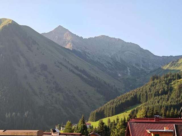 Kirchturm und Berge in Berwang