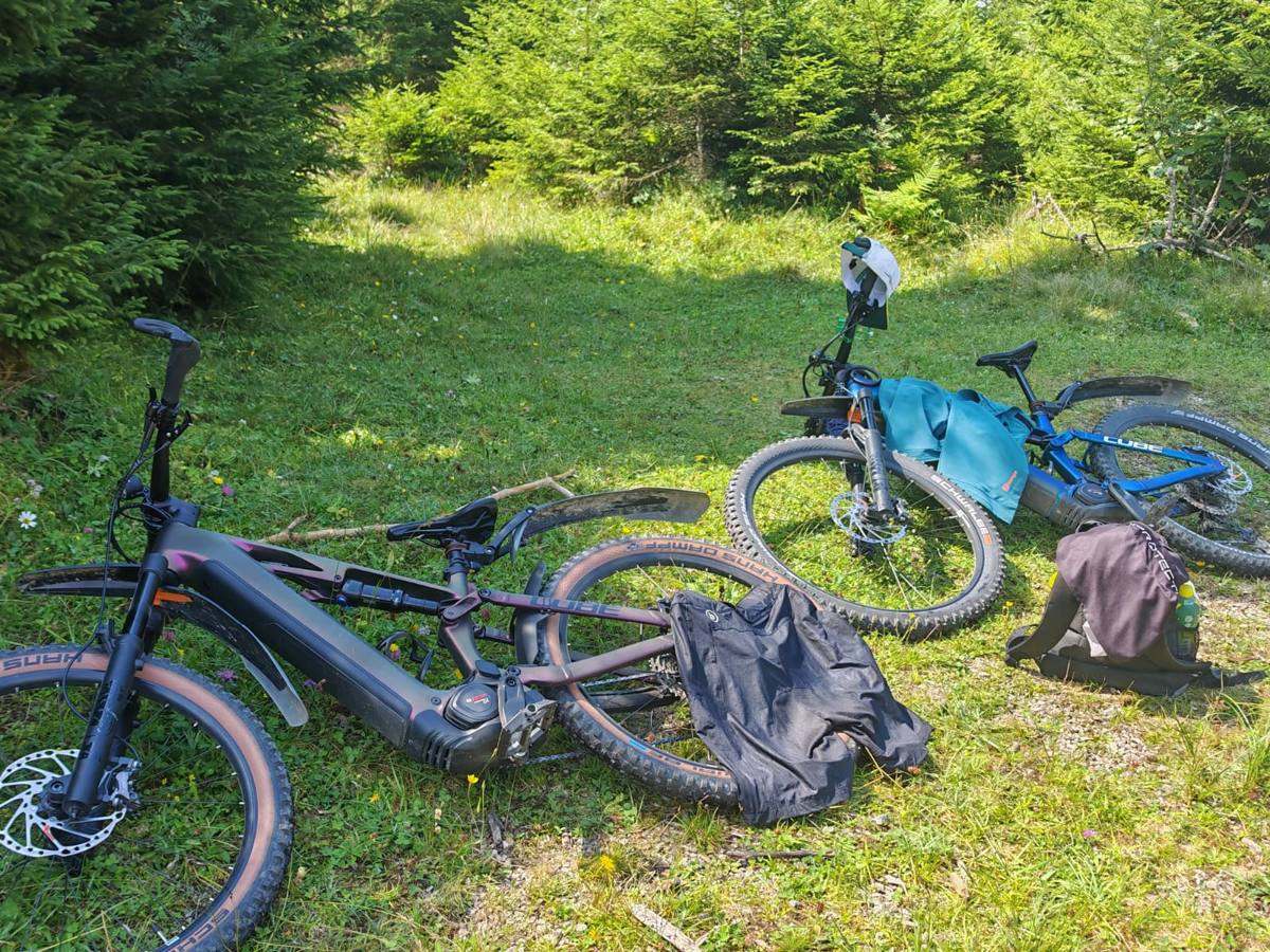E-Mountainbikes bei einer Pause im Wald oberhalb von Berwang