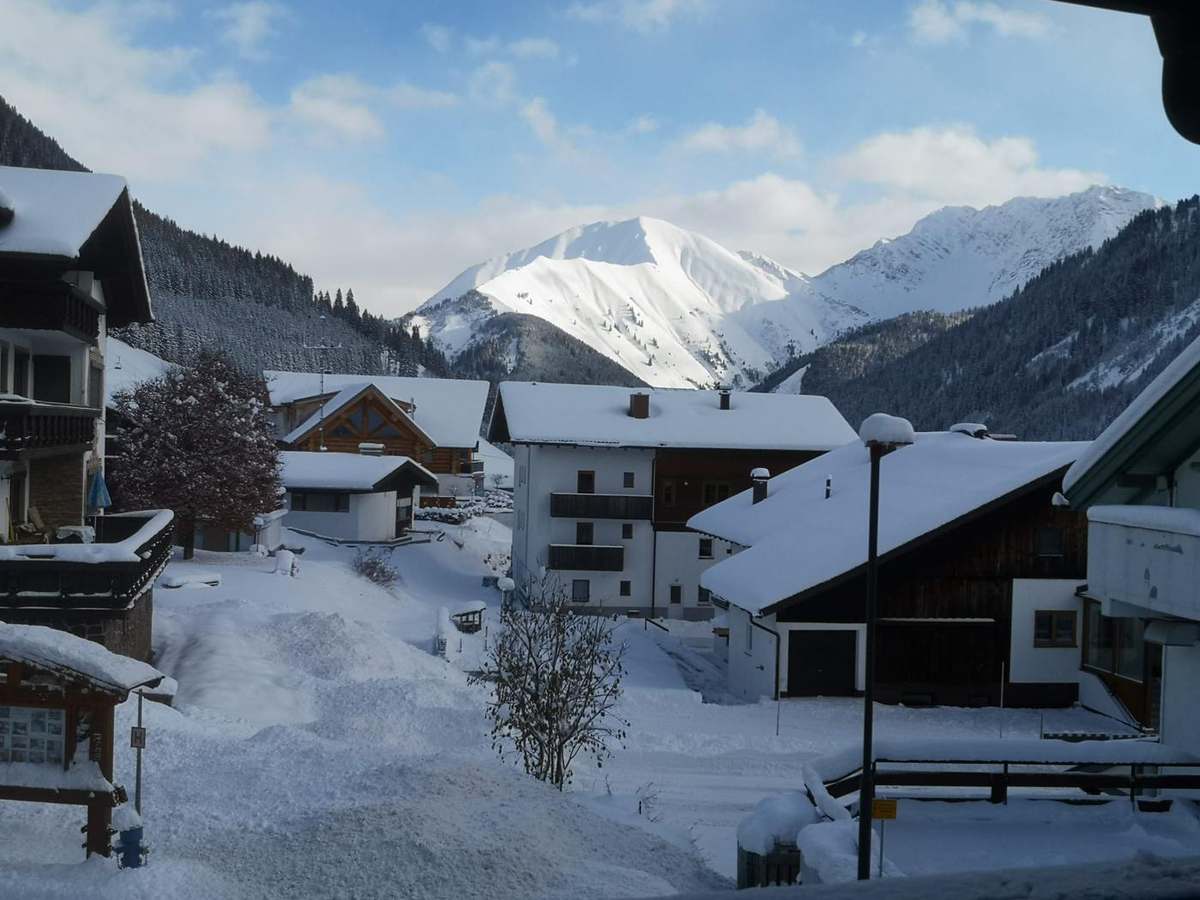 Blick vom Haus auf Berwang und die verschneiten Berge