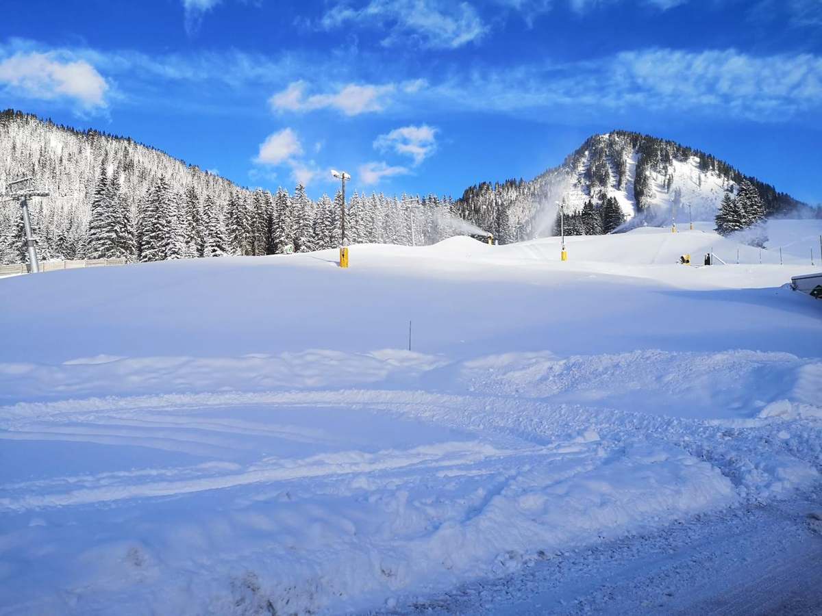 Piste mit Schneekanonen in unmittelbarer Nähe des Hauses