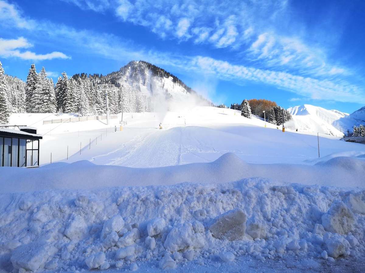 Skipiste mit Lift in der Nähe des Haus Resi