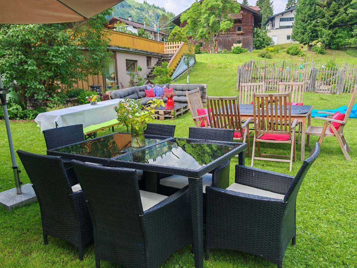 Sitzgruppen im Garten des Haus Resi mit Blick auf die Berge