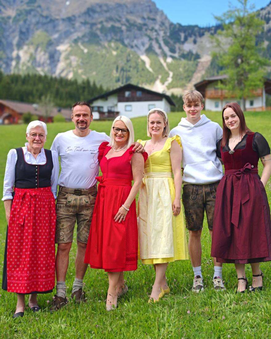 Die Familie Koch in Tracht vor dem Bergpanorama von Berwang